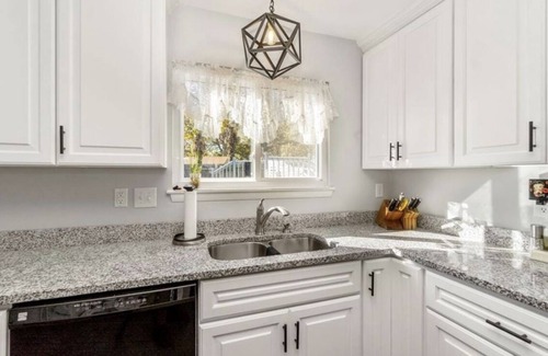 Norfolk - Virginia Beach Casa | Cute 4 bed / 2.5 bath Home w/ Pool - Sleeps 12! 30 night min