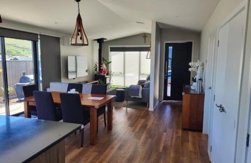 Kawarau Falls Casa | Cute Abode on Shepherd Road - Pet Friendly 3 Bedroom House