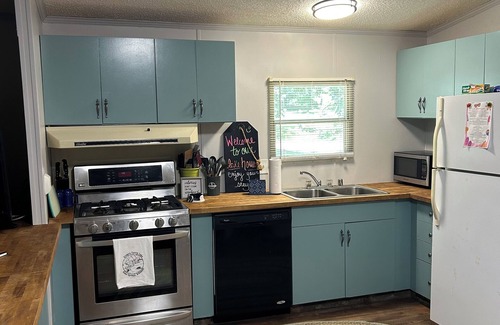 Tumbling Shoals Casa | Cute and cozy lake house! Sleeps 10! 1 mile from lake access!