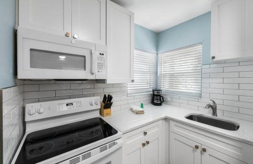 Madeira Beach Apartamento | Cute and Cozy Unit- John's Pass - Surf Song #211