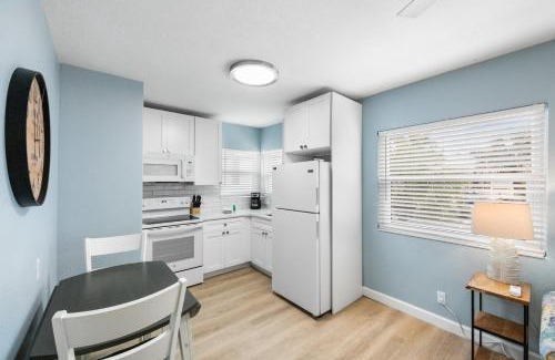 Madeira Beach Apartamento | Cute and Cozy Unit- John's Pass - Surf Song #211