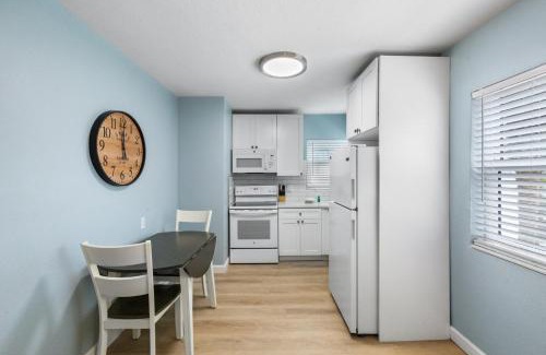 Madeira Beach Apartamento | Cute and Cozy Unit- John's Pass - Surf Song #211