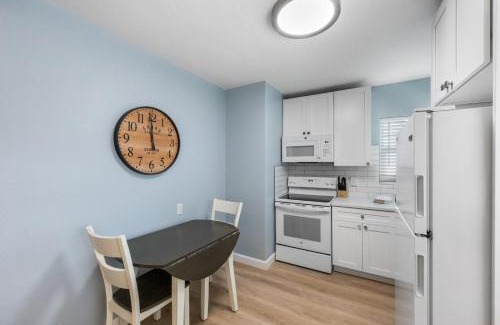 Madeira Beach Apartamento | Cute and Cozy Unit- John's Pass - Surf Song #211
