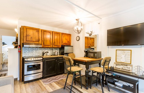 Whistler Creekside Condominio | Cute and Cozy, Walk to Gondola Ski in Out