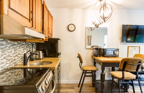 Whistler Creekside Condominio | Cute and Cozy, Walk to Gondola Ski in Out