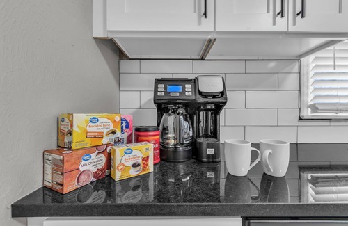 Blue Springs Casa | Cute and stylish, 3-bedroom house with WiFi, AC in wonderful Blue Springs