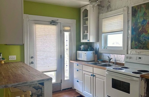 Benzonia Casa | Cute & Artsy condo 1mi from Beulah, 7mi from Frankfort & 15mi from Crystal Mtn.