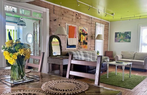 Benzonia Casa | Cute & Artsy condo 1mi from Beulah, 7mi from Frankfort & 15mi from Crystal Mtn.