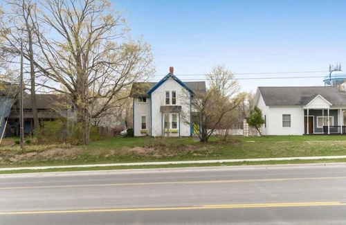 Benzonia Apartamento | Cute & Artsy Condo 1mi from Crystal lake, & 7mi from Frankfort