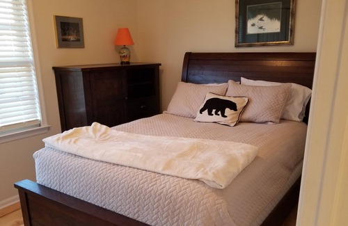 Berlin Condominio | Cute bright condo just steps from historic Main Street Berlin !
