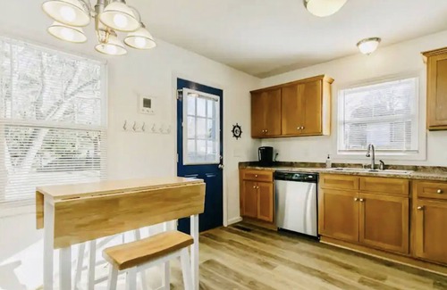 Burlington Casa | Cute Bungalow in Burlington