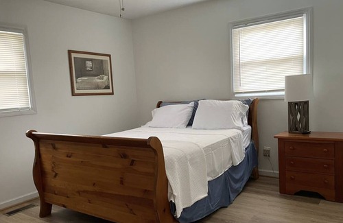 Burlington Casa | Cute Bungalow in Burlington