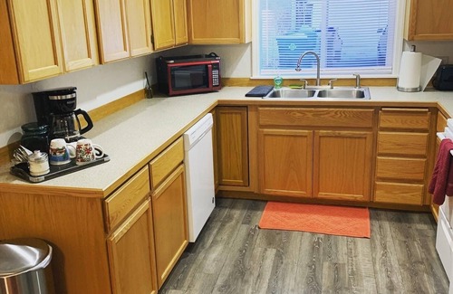 Redmond Casa | Cute Bungalow w/ garage Downtown Redmond - 4 guests