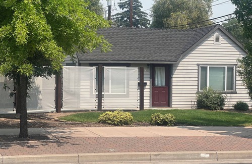 Redmond Casa | Cute Bungalow w/ garage Downtown Redmond - 4 guests