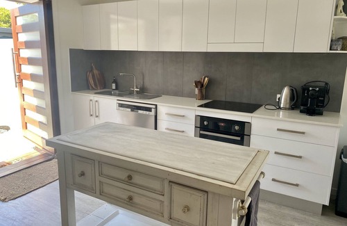 Palm Beach Casa | Cute Canal Front Duplex, 300m to the Beach, Pet Friendly