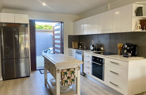 Palm Beach Casa | Cute Canal Front Duplex, 300m to the Beach, Pet Friendly