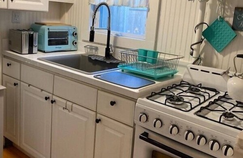 West Yarmouth Condominio | Cute Cape Cottage with outdoor shower