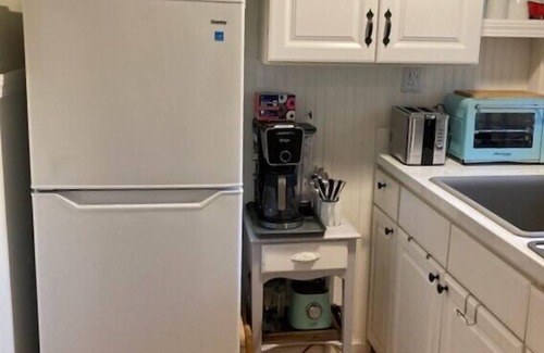 West Yarmouth Condominio | Cute Cape Cottage with outdoor shower