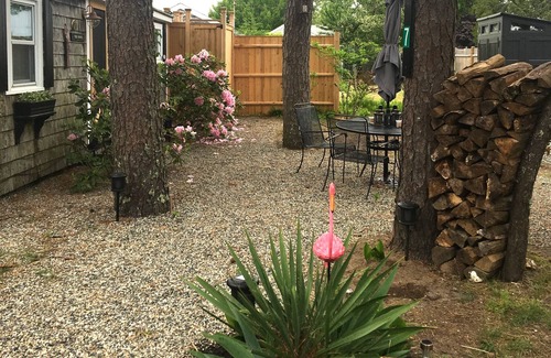 West Yarmouth Condominio | Cute Cape Cottage with outdoor shower
