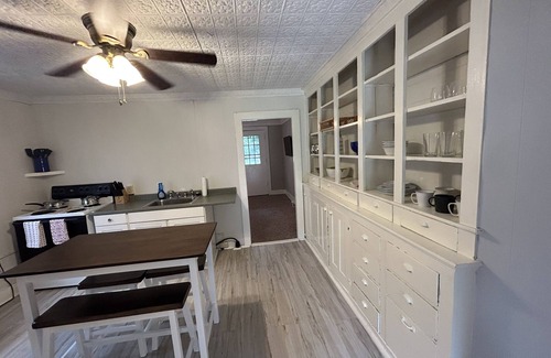 Clayton Apartamento | Cute Clayton Village Apartment. Dog friendly. With Boat Parking.