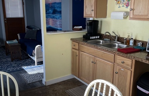 Geneva-on-the-Lake Cabaña | Cute, clean, cozy and pet friendly cottage that is 10 minute walk to the strip.