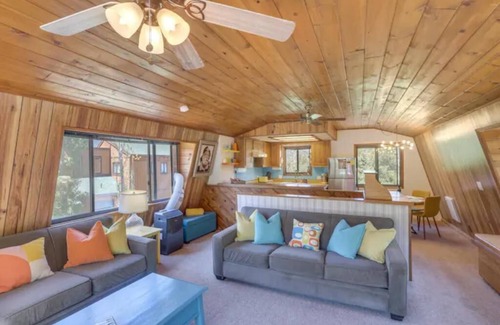 Pine Mountain Club Cabina | Cute colorful alpine cabin with Hot Tub!