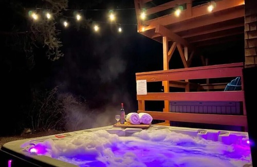 Pine Mountain Club Cabina | Cute colorful alpine cabin with Hot Tub!