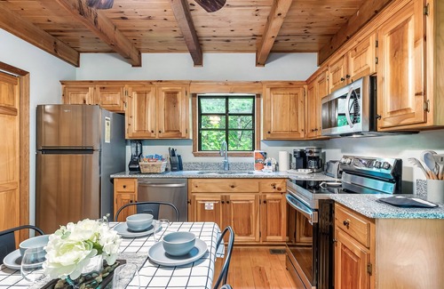 Gatlinburg - Pigeon Forge Cabina | Cute & Comfortable Cabin🌟 HotTub, AirHockey, VideoGames, Pond