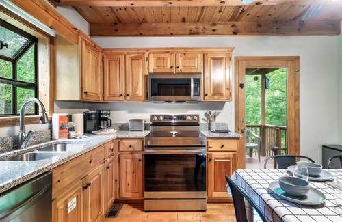 Gatlinburg - Pigeon Forge Cabina | Cute & Comfortable Cabin🌟 HotTub, AirHockey, VideoGames, Pond
