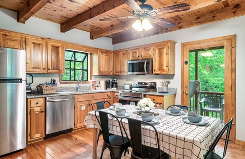 Gatlinburg - Pigeon Forge Cabina | Cute & Comfortable Cabin🌟 HotTub, AirHockey, VideoGames, Pond