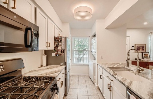 Barton Hills Condominio | Cute condo close to everything!