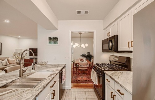 Barton Hills Condominio | Cute condo close to everything!