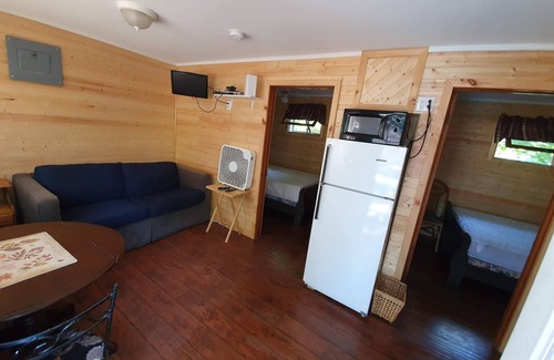 Wasaga Beach Cabaña | Cute Cottage, 2 min Walk to Beach, BCC #2