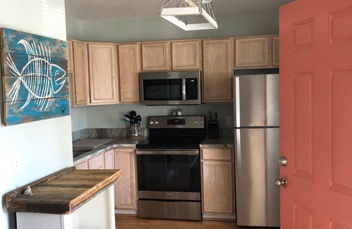 Southport Cabaña | Cute cottage in downtown Southport, walk to town
