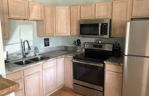 Southport Cabaña | Cute cottage in downtown Southport, walk to town