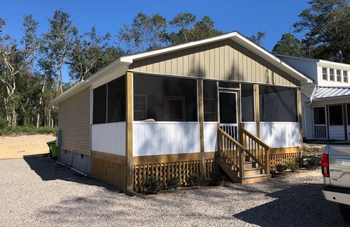 Southport Cabaña | Cute cottage in downtown Southport, walk to town
