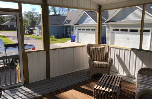Southport Cabaña | Cute cottage in downtown Southport, walk to town