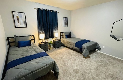 Independence Apartamento | Cute & Cozy 1- Large TV, Large Couch, Comfy Beds