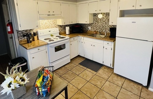 Independence Apartamento | Cute & Cozy 1- Large TV, Large Couch, Comfy Beds