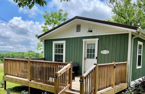 Pikeville Cabaña | Cute-Cozy-Clean 2B-2B cottage with hot tub-Pet friendly-Minutes to FCF Park
