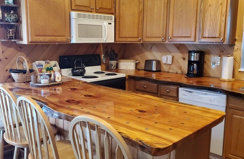 Groton Cabaña | Cute, cozy cottage near lakes, rock climbing, restaurants, trails and fishing.