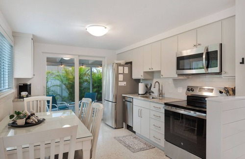 Anna Maria Condominio | Cute & cozy getaway at north end of Anna Maria Island. 5-min walk to the beach!