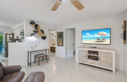 Anna Maria Condominio | Cute & cozy getaway at north end of Anna Maria Island. 5-min walk to the beach!