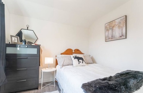 Collingwood Casa | Cute Cozy Hudson Bay style house 2 bedroom in ski country