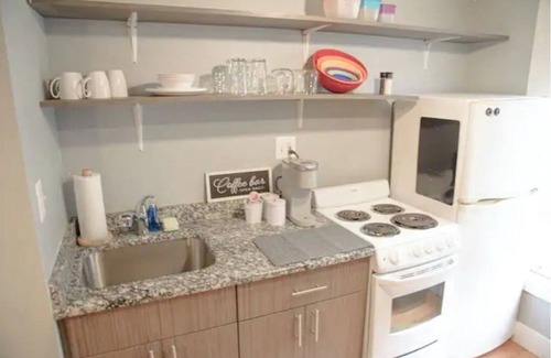 Detroit Apartamento | Cute & Cozy North End Studio