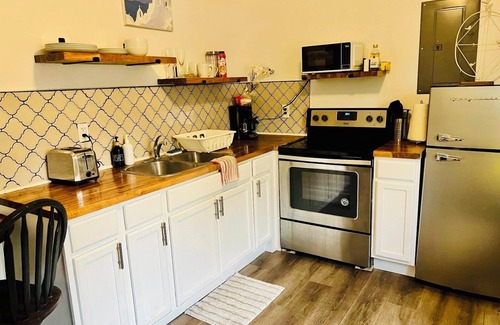 Jacksonville Apartamento | Cute, cozy place! Very peaceful & Safe!