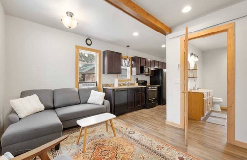 Custer Cabaña | Cute Custer Cottage - Walk to restaurants and shopping