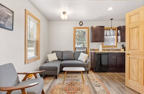 Custer Cabaña | Cute Custer Cottage - Walk to restaurants and shopping