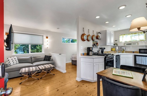 St. Helena Casa | Cute Downtown Saint Helena Wine Country Cottage!