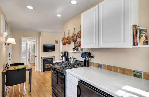 St. Helena Casa | Cute Downtown Saint Helena Wine Country Cottage!